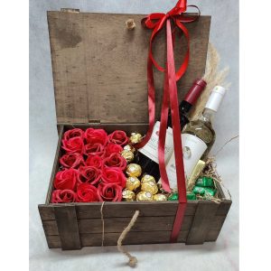 Κασετίνα με δύο Κρασιά - Τριαντάφυλλα και Σοκολατάκια - Image 1